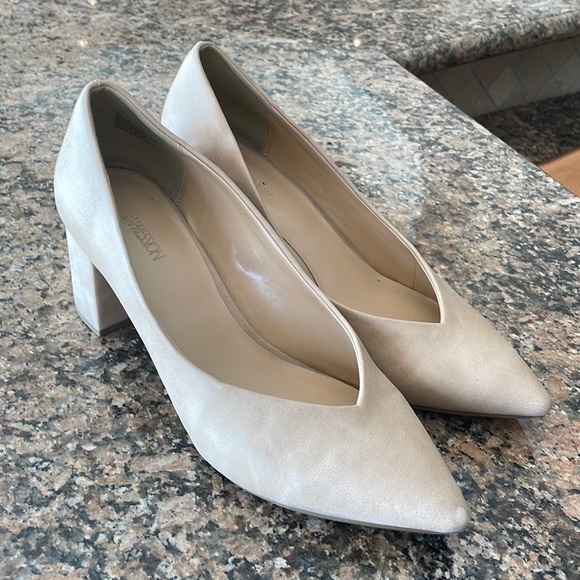 Point Toe Pumps - Picture 5 of 9